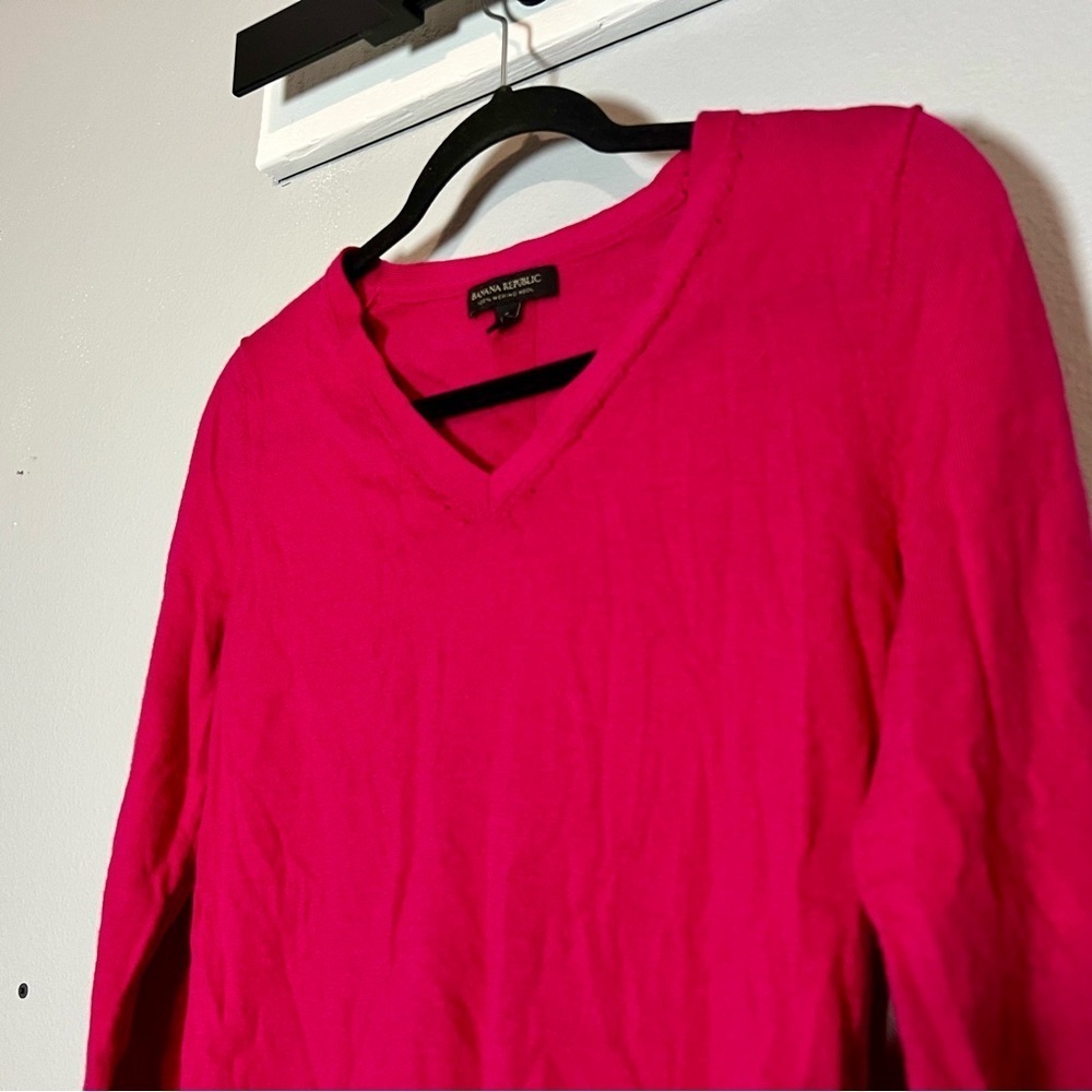 Banana Republic V-Neck Merino Wool Sweater Bright Hot Pink Size Small Womens